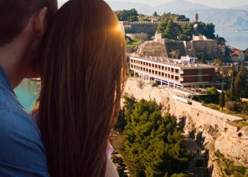 Ναύπλιο: Ζευγάρια κλείνουν βίλες και κάνουν αίσχη -«Είμαστε παντρεμένοι, εχέμυθοι και ψάχνουμε…»