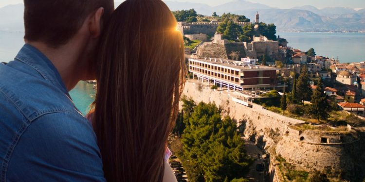 Ναύπλιο: Ζευγάρια κλείνουν βίλες και κάνουν αίσχη -«Είμαστε παντρεμένοι, εχέμυθοι και ψάχνουμε…»
