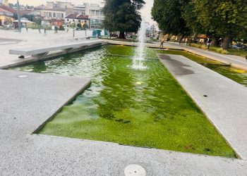 «Πράσινα» τα σιντριβάνια της κεντρικής πλατείας – Σφοδρή κριτική από την αντιπολίτευση