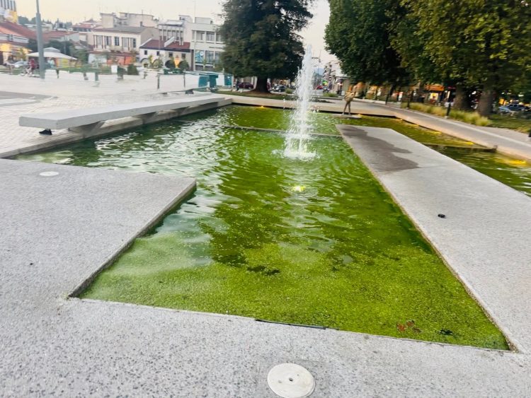 «Πράσινα» τα σιντριβάνια της κεντρικής πλατείας – Σφοδρή κριτική από την αντιπολίτευση