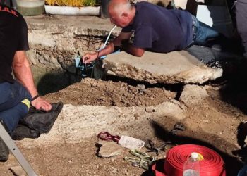 Χωρίς τις αισθήσεις ανασύρθηκε ο 76χρονος που είχε πέσει σε πηγάδι (ΕΙΚΟΝΕΣ)