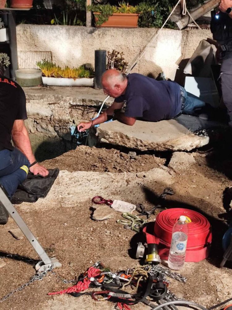 Χωρίς τις αισθήσεις ανασύρθηκε ο 76χρονος που είχε πέσει σε πηγάδι (ΕΙΚΟΝΕΣ)