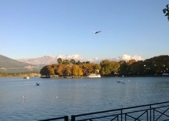 Η λίμνη των Ιωαννίνων θα φωτιστεί για πρώτη φορά με χίλια κεριά για τη… «Νύχτα των Κεριών»