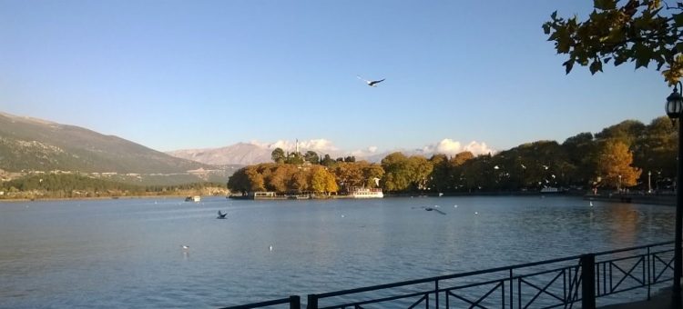 Η λίμνη των Ιωαννίνων θα φωτιστεί για πρώτη φορά με χίλια κεριά για τη… «Νύχτα των Κεριών»