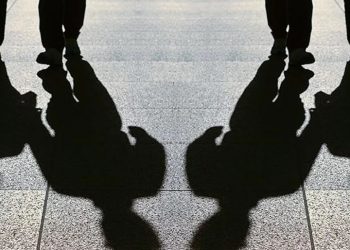 Καρφωμένος με μπετόβεργα στον μηρό 18χρονος σε παρτέρι έξω πολυκατοικία