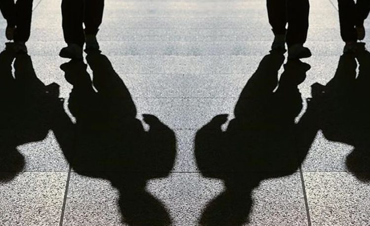 Καρφωμένος με μπετόβεργα στον μηρό 18χρονος σε παρτέρι έξω πολυκατοικία