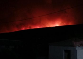 Έφτασε στα ορεινά του Ζάρκου η φωτιά που ξεκίνησε από τον Τύρναβο