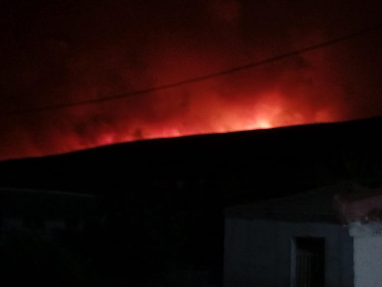 Έφτασε στα ορεινά του Ζάρκου η φωτιά που ξεκίνησε από τον Τύρναβο