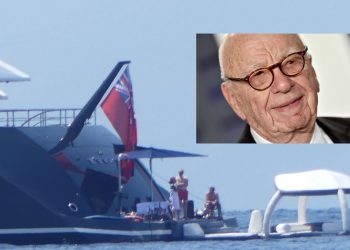 Ο Ρούπερτ Μέρντοχ στη Σκιάθο – Οι βουτιές του βαθύπλουτου μιντιάρχη μετά τη συνάντηση με Μητσοτάκη (ΕΙΚΟΝΕΣ)
