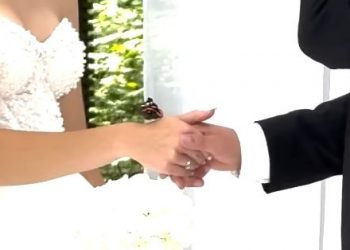 Σκηνή «βγαλμένη από παραμύθι»: Μία πεταλούδα εμφανίστηκε «απρόσκλητη» σε γάμο στην Ουκρανία – Βίντεο