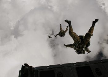 Στρατιωτικό ανέκδοτο: Είναι οι νέοι αλεξιπτωτιστές στο αεροπλάνο και επιχειρούν την πρώτη τους ελεύθερη πτώση…