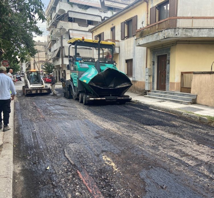 Ασφαλτος και στην οδό Χαρ. Τρικούπη από τον Δήμο Τρικκαίων