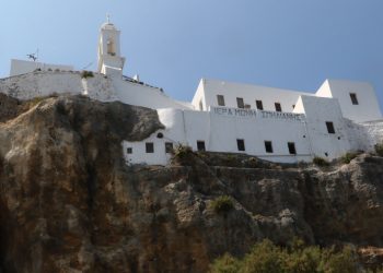 Παναγία Σπηλιανή: Η θαυματουργή Μονή της Νισύρου που είναι χτισμένη στη σπηλιά ενός μεγάλου βράχου