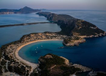 Ένα «διαμάντι» της Μεσογείου: Η παραλία της Μεσσηνίας που αν πας μια φορά, θα επιστρέφεις πάντα