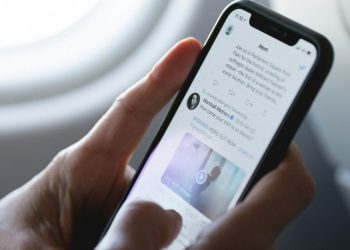 Πώς επηρεάζεται ο εγκέφαλός σας όταν περνάτε πολλές ώρες στο κινητό