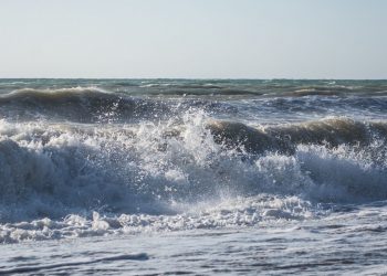 Μαγνησία: 15χρονοι αγνόησαν κόκκινη σημαία και βούτηξαν στη θάλασσα – Πώς τους έσωσε η ναυαγοσώστρια