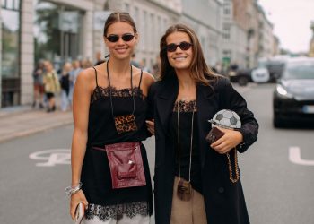 Oδηγός Αγοράς: Tα καλύτερα camisole tops για να δώσεις στις εμφανίσεις έναν πιο «προσωπικό» τόνο