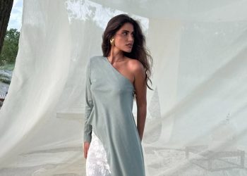 10 μπλούζες one shoulder για να φαίνονται όλα σου τα look μελετημένα
