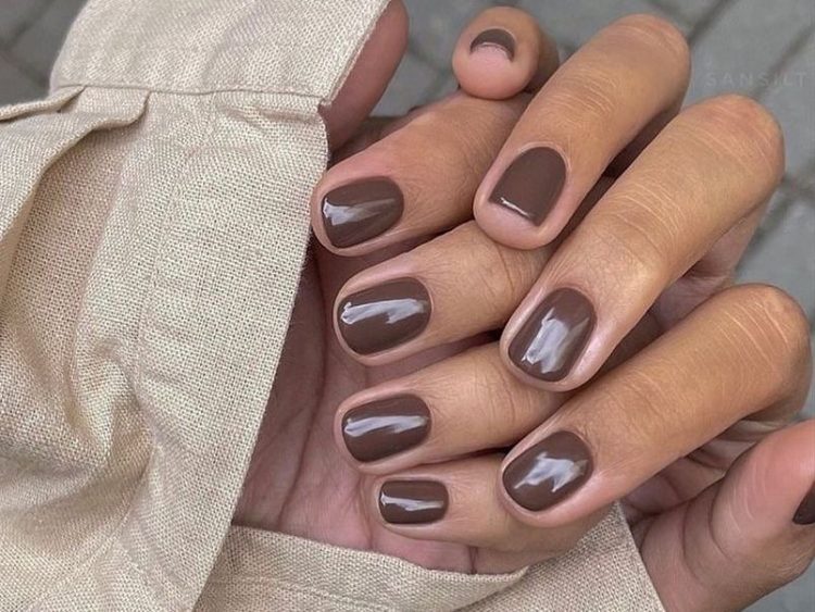 Δες γιατί το σοκολατί manicure είναι η τέλεια επιλογή για τη νέα σεζόν