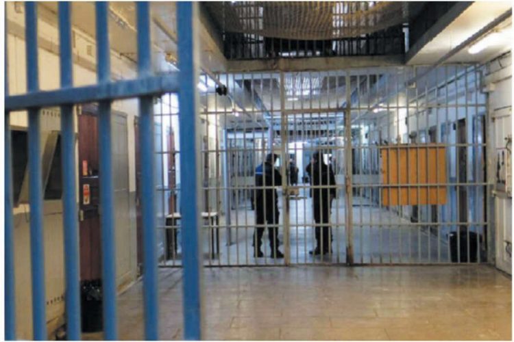 Αιματηρή συμπλοκή μεταξύ κρατούμενων στις φυλακές