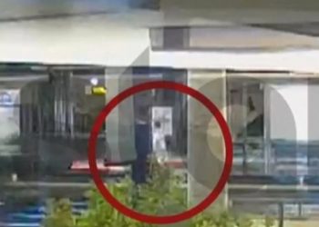 Παλαιό Φάληρο: Βίντεο ντοκουμέντο – Η στιγμή που η μυστηριώδης γυναίκα πετά το καροτσάκι