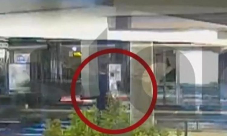 Παλαιό Φάληρο: Βίντεο ντοκουμέντο – Η στιγμή που η μυστηριώδης γυναίκα πετά το καροτσάκι