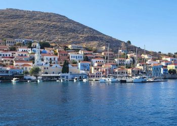 Χάλκη: Απέραντα ήρεμη, αξέχαστα γαλάζια και ιδανική για ρομαντικό περίπατο