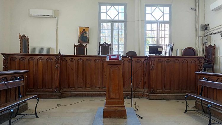 Απείλησε την πρώην σύζυγό του επειδή την αντίκρυσε με ελαφριά ενδυμασία!