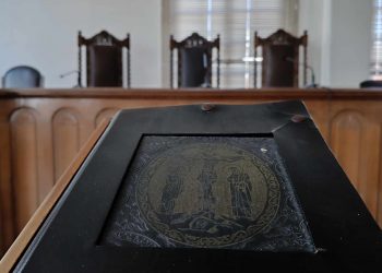 Διαζύγιο για γερά νεύρα – Απείλησε να την πατήσει με το αυτοκίνητο κι εκείνη του επιτέθηκε
