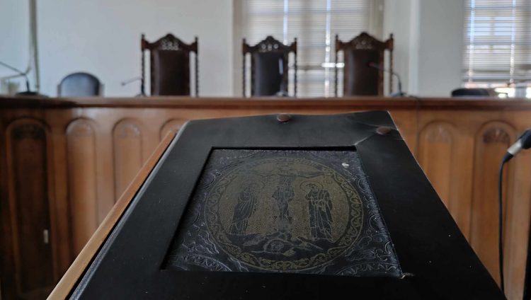 Διαζύγιο για γερά νεύρα – Απείλησε να την πατήσει με το αυτοκίνητο κι εκείνη του επιτέθηκε