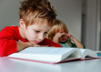 Ξεσπάσματα μετά το σχολείο: Οδηγός για γονείς που θέλουν ήρεμα απογεύματα