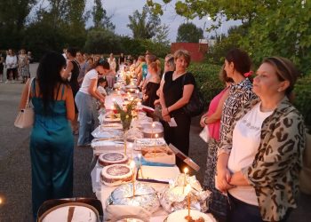 Δεκάδες φανουρόπιτες ευλογήθηκαν στην Ιερά Πανήγυρη προς τιμήν του Αγίου Φανουρίου στα Τρίκαλα
