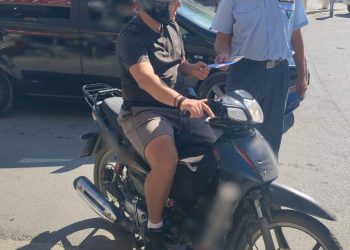 Διανομή φυλλαδίων σε δικυκλιστές για την χρήση προστατευτικού κράνους (ΕΙΚΟΝΑ)