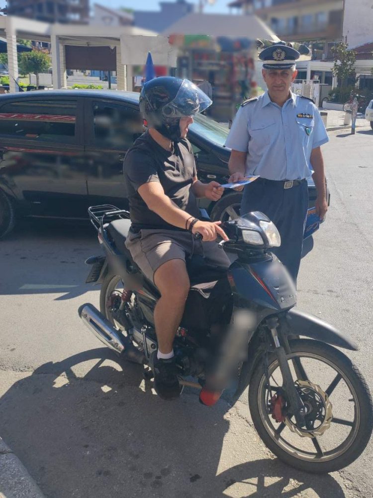Διανομή φυλλαδίων σε δικυκλιστές για την χρήση προστατευτικού κράνους (ΕΙΚΟΝΑ)