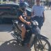 Διανομή φυλλαδίων σε δικυκλιστές για την χρήση προστατευτικού κράνους (ΕΙΚΟΝΑ)