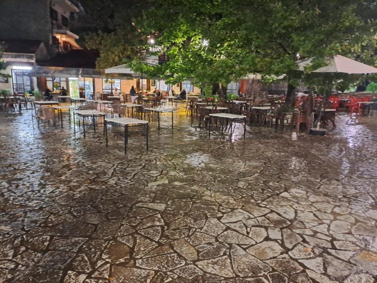 Χειμωνιάτικο σκηνικό στο Γαρδίκι μέσα στον Αύγουστο – Έπεσε η θερμοκρασία, άναψαν τζάκια