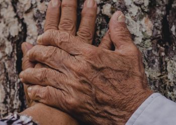 Προτελευταίοι και καταϊδρωμένοι οι Θεσσαλοί στο προσδόκιμο ζωής – Γυναίκες ή άντρες οι πιο ανθεκτικοί;