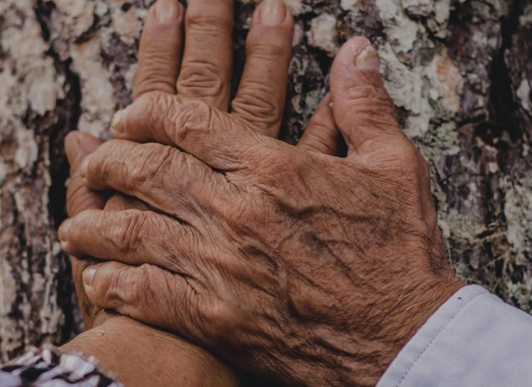 Προτελευταίοι και καταϊδρωμένοι οι Θεσσαλοί στο προσδόκιμο ζωής – Γυναίκες ή άντρες οι πιο ανθεκτικοί;