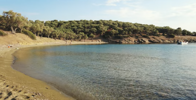 «Πράσινη άμμος»: Αυτή είναι η άγνωστη παραλία της Θεσσαλίας που λατρεύουν όσοι την επισκέπτονται (ΒΙΝΤΕΟ)