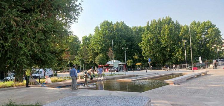 Εργασίες καθαρισμού στην Κεντρική Πλατεία Τρικάλων