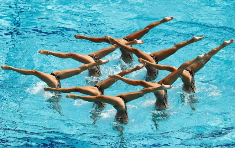 Η στιγμή που ναυαγοσώστης πέφτει στην πισίνα και σώζει αθλήτρια συγχρονισμένης κολύμβησης (BINTEO)