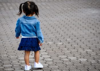 Σοκ σε πλατεία: Μητέρα έσωσε το 2χρονο κοριτσάκι της από αυτοκίνητο–παιχνίδι
