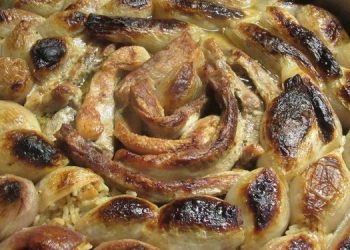 Κρεμμυδοντολμάδες γεμιστοί με ρύζι και χοιρινή πανσέτα