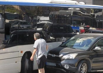 Αναστάτωση: Λεωφορείο του Αστικού ΚΤΕΛ συγκρούστηκε με αυτοκίνητο (ΕΙΚΟΝΕΣ)