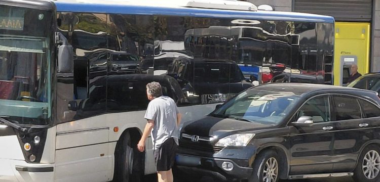 Αναστάτωση: Λεωφορείο του Αστικού ΚΤΕΛ συγκρούστηκε με αυτοκίνητο (ΕΙΚΟΝΕΣ)