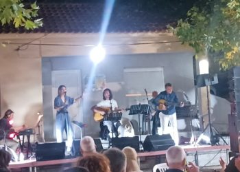 Λαϊκή βραδιά στο Λιόπρασο με κέφι και πλήθος κόσμου