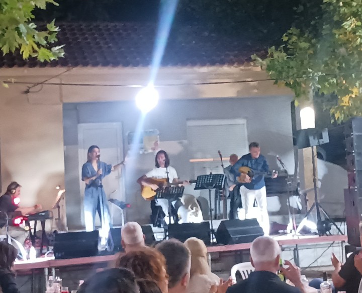 Λαϊκή βραδιά στο Λιόπρασο με κέφι και πλήθος κόσμου