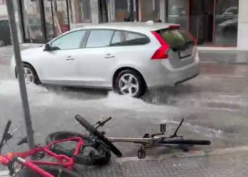 Ξαφνικό μπουρίνι με χαλάζι «βούλιαξε» τα Τρίκαλα