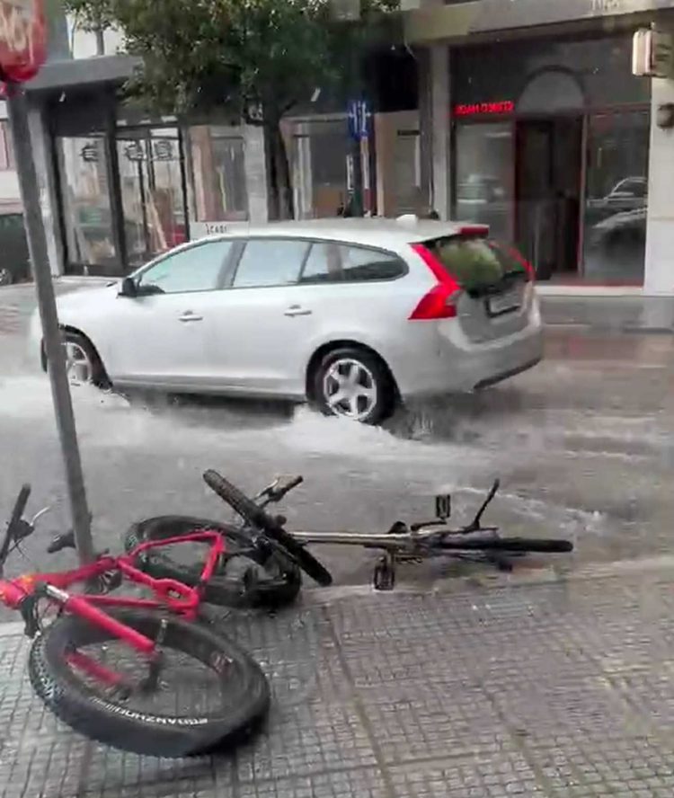 Ξαφνικό μπουρίνι με χαλάζι «βούλιαξε» τα Τρίκαλα