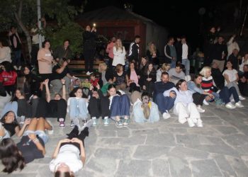 Πιστοί στην παράδοση οι κάτοικοι της Μεσοχώρας αναβίωσαν το έθιμο «Πιπέρι»